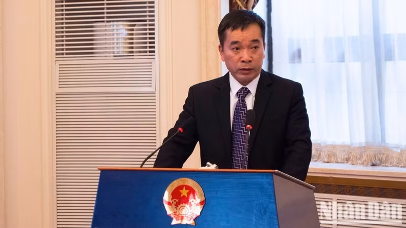 El ministro consejero de la embajada de Vietnam en China, Hoang Van Tuan, habla en la cita.