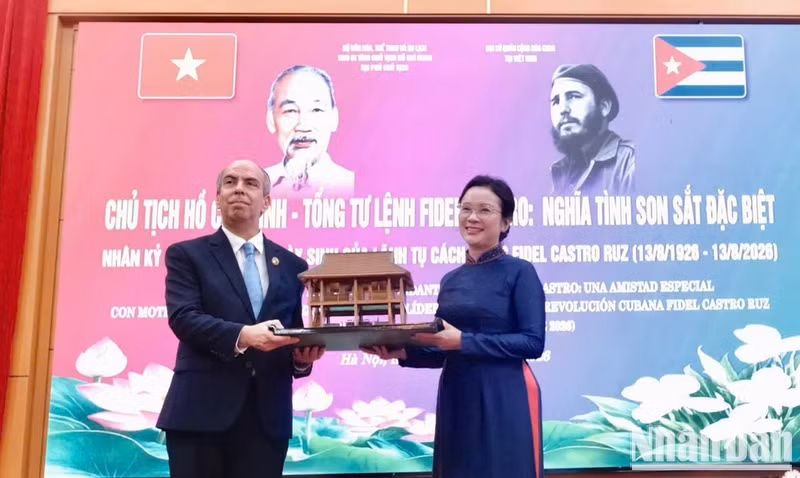 La directora del Sitio Histórico del Presidente Ho Chi Minh en el Palacio Presidencial, Le Thi Phuong, entrega al embajador de Cuba en Vietnam, Rogelio Polanco Fuentes, una maqueta de la Casa sobre Pilotes del Presidente Ho Chi Minh.