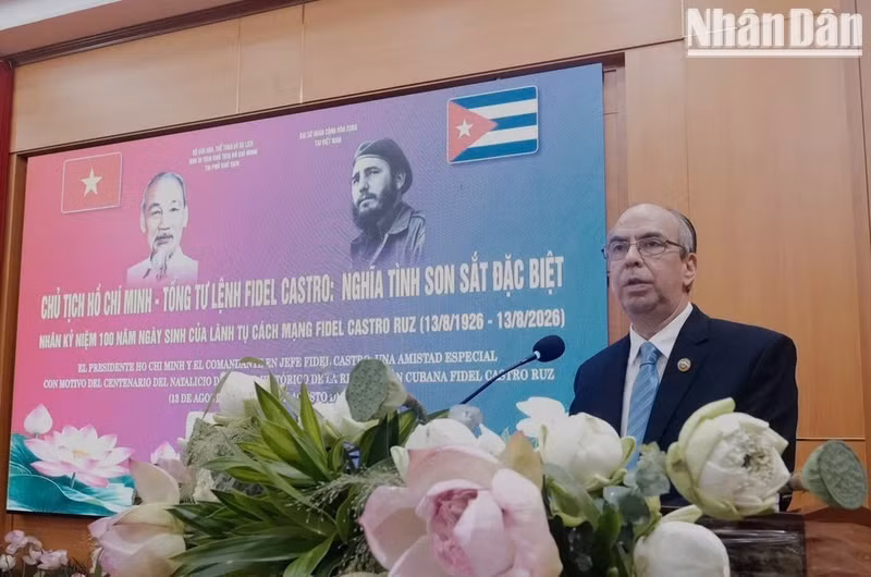El embajador de Cuba, Rogelio Polanco Fuentes, interviene en la ceremonia.