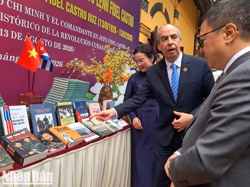 El embajador cubano, Rogelio Polanco Fuentes, conversa con el presidente-editor del periódico Nhan Dan, Le Quoc Minh, sobre diversas publicaciones dedicadas al Comandante en Jefe Fidel Castro. (Foto: Embajada de Vietnam en Cuba).