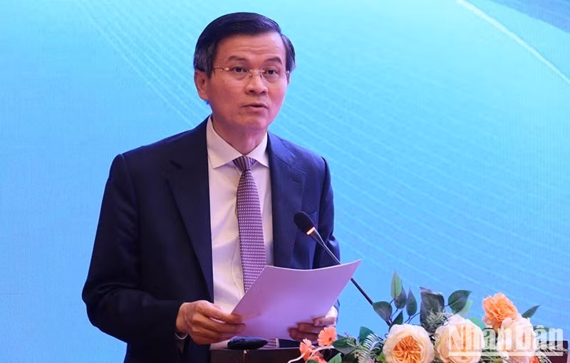 Doan Minh Huan, director de la Academia Nacional de Política Ho Chi Minh y vicepresidente permanente del Consejo Teórico Central, habla en la cita. (Foto: Duy Toan)