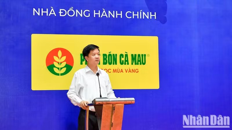 Ta Quang Dung, jefe de la Redacción de Cultura y Asuntos Sociales del periódico Nhan Dan y presidente del Comité Organizador, habla en la clausura.
