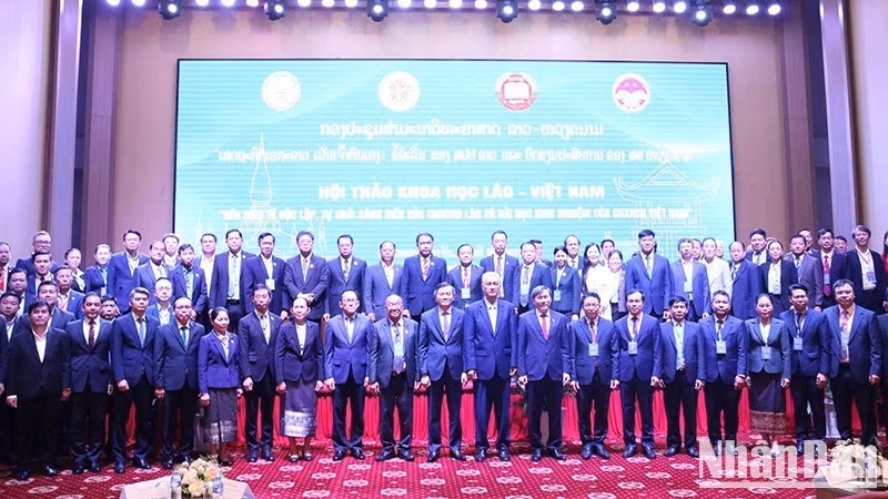 Los delegados se toman una foto. (Foto: Duy Toan)