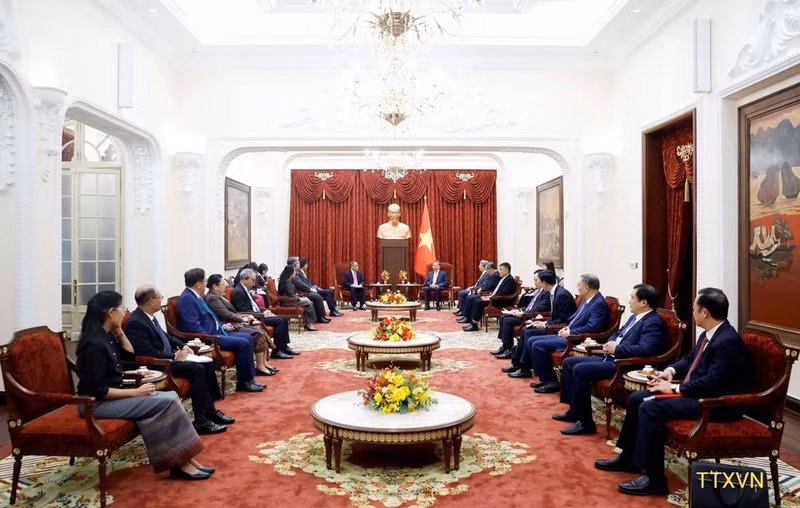 El secretario general del Partido Comunista de Vietnam y presidente del país, To Lam, recibe a los embajadores y encargados de negocios de los países de la Asean en Hanói. (Foto: VNA)