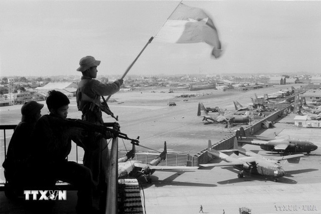 Bandera de la liberación ondeando en el aeropuerto de Tan Son Nhat, 30 de abril de 1975. Foto: VNA Bandera de la liberación ondeando en el aeropuerto de Tan Son Nhat, 30 de abril de 1975. Foto: VNA