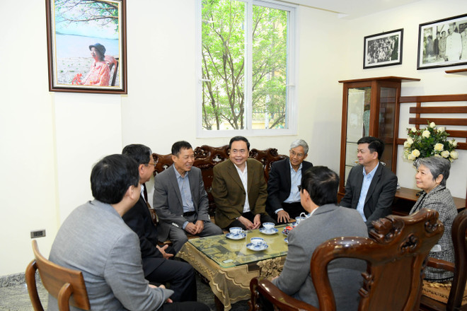 El presidente de la Asamblea Nacional, Tran Thanh Man, visita la familia del extitular del órgano legislativo, Le Quang Dao. (Foto: VNA)