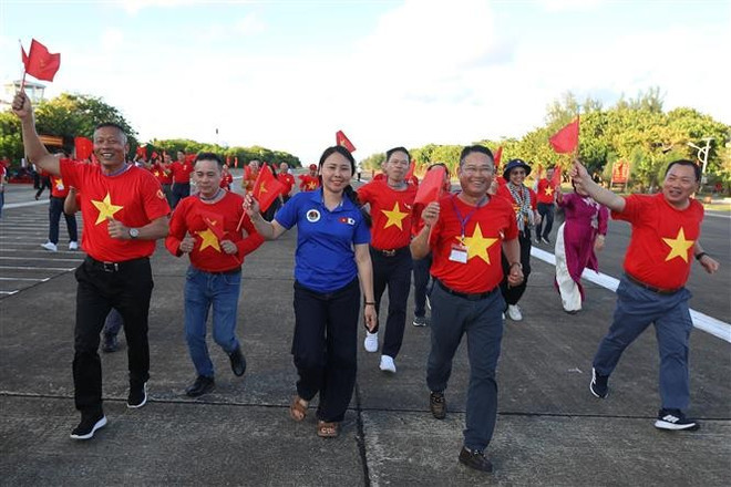 Vietnamitas residentes en el extranjero participan en el programa "Caminando por el querido Truong Sa". Foto: VNA Vietnamitas residentes en el extranjero participan en el programa "Caminando por el querido Truong Sa". Foto: VNA