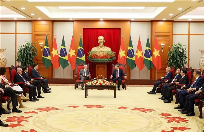 El secretario general del Partido Comunista de Vietnam, To Lam, recibe al presidente de Brasil, Luiz Inácio Lula da Silva. (Foto: VNA)