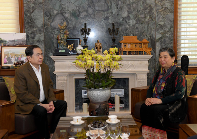 El presidente de la Asamblea Nacional, Tran Thanh Man, conversa con la exvicepresidenta del órgano legislativo, Tong Thi Phong. (Foto: VNA)