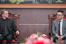 Le Quoc Minh, subjefe de la Comisión de Comunicación y Educación del Comité Central del Partido Comunista de Vietnam, presidente-editor del periódico Nhan Dan y titular de la Asociación de Periodistas del país, recibe al presidente del Partido de Izquierda de Alemania, Maximilian Schirmer. 