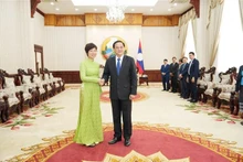 El primer ministro de Laos, Sonexay Siphandone, recibe a la directora general de la VNA, Vu Viet Trang. (Foto: VNA)