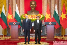 El presidente Luong Cuong y el su par búlgaro, Rumen Radev, en la ceremonia de firma y entrega de documentos de cooperación entre los dos países.