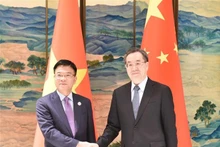 El viceprimer ministro vietnamita, Le Thanh Long (izquierda), sostuvo conversaciones con su homólogo chino, Ding Xuexiang. (Foto: VNA)