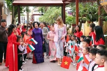 Nguyen Thi Minh Nguyet, esposa del presidente vietnamita Luong Cuong, y Desislava Radeva, esposa del presidente búlgaro Rumen Radev, visitan el Jardín de infancia Vietnam-Bulgaria en el distrito de Hai Ba Trung, en Hanói. (Foto: VNA)