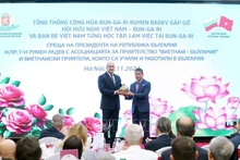 El presidente de Bulgaria, Rumen Radev (izquierda), se reunió con representantes de la Asociación de Amistad entre ambos Estados. (Foto: VNA)