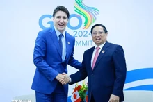 El primer ministro vietnamita, Pham Minh Chinh, se reúne con su homólogo canadiense, Justin Trudeau. (Foto: VNA)