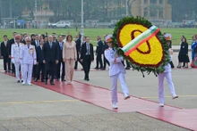 [Foto] Presidente búlgaro rinde homenaje al Presidente Ho Chi Minh