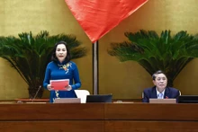 La vicepresidenta de la Asamblea Nacional, Nguyen Thi Thanh, dirige la sesión de debate. (Foto: VNA)