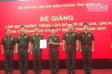Dirigentes del Comando de la Guardia Fronteriza de Son La entregan certificados a los cursantes. 
