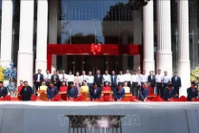 El primer ministro vietnamita, Pham Minh Chinh, y los delegados participaron en la ceremonia inaugural del Teatro Ho Guom. (Foto: VNA)