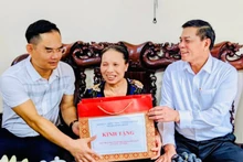 Dirigentes de Hai Phong visitan y entregan obsequios a las personas con servicios meritorios en el distrito de Ngo Quyen.