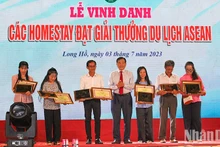 Acto para honrar a los homestay ganadores del premio turístico de la Asean. 