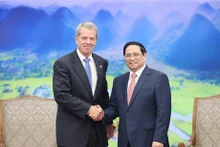 El primer ministro de Vietnam, Pham Minh Chinh (derecha), recibe al gobernador de Nebraska, Jim Pillen. (Foto: VNA)