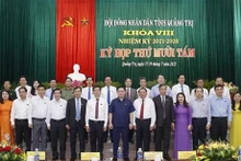 El presidente de la Asamblea Nacional, Vuong Dinh Hue y los delegados. (Foto: VNA)