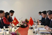 El canciller vietnamita, Bui Thanh Son, se reunió con Wang Yi, miembro del Buró Político del Comité Central del Partido Comunista de China y director de la Oficina de la Comisión de Asuntos Exteriores del rector órgano de esa fuerza política, al margen de la 56 Reunión de Ministros de Relaciones Exteriores de la ASEAN, en Yakarta. (Foto: VNA)