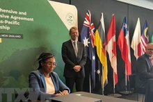 La secretaria británica de Comercio y Empresa, Kemi Badenoch, firma el ingreso de su país al CPTPP en una reunión celebrada el 16 de julio en Auckland, Nueva Zelanda. (Foto: RNZ/VNA)