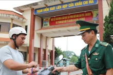 Despliegan con eficiencia aplicación de códigos QR para gestionar paso en zona fronteriza. (Foto: VNA)
