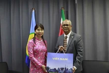 La embajadora de Vietnam en Brasil concurrente en Bolivia, Perú, Guyana y Surinam, Pham Thi Kim Hoa y el canciller surinamés, Albert Ramdin. (Foto: baoquocte.vn)