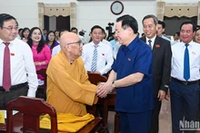 El presidente de la AN, Vuong Dinh Hue, y los asistentes a la reunión.