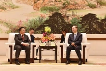 Nguyen Xuan Thang, miembro del Buró Político, director de la Academia Política Nacional Ho Chi Minh y presidente del Consejo Teórico Central, se reúne con Huang Kunming, secretario del Comité del Partido Comunista de China en Guangdong. (Foto: VNA)