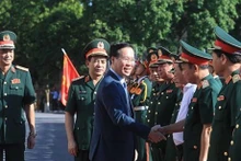 El presidente vietnamita, Vo Van Thuong, y dirigentes del Comando de la Región Militar 2. (Foto: VNA)