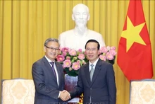 El presidente vietnamita, Vo Van Thuong, recibe al jefe de la Comisión de Asuntos Exteriores del Comité Central del Partido Popular Revolucionario de Laos, Thongsavanh Phomvihane. (Foto: VNA)
