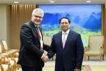 El primer ministro Pham Minh Chinh saluda al director de la Oficina Federal de Agricultura de Suiza, Christian Hofer.