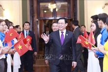 Presidente de la Asamblea Nacional Vuong Dinh Hue visita Embajada de Vietnam en Cuba. (Foto: VNA)