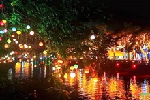 Un rincón de la ciudad distrital de Son Tay, decorado para celebrar la Fiesta de Medio Otoño. (Fotografía: qdnd.vn)