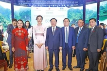 El presidente de la Asamblea Nacional de Vietnam, Vuong Dinh Hue, y los delegados en la ceremonia. (Fotografía: VNA)