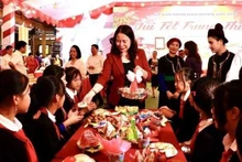 La vicepresidenta de Vietnam, Vo Thi Anh Xuan, reparte regalos a los estudiantes. (Fotografía: VNA)