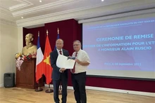 Acto de entrega del reconocimiento. (Fotografía: VNA)