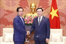 El presidente de la Asamblea Nacional de Vietnam, Vuong Dinh Hue (derecha), saluda al gobernador de Phnom Penh, Khuong Sreng. (Fotografía: VNA)