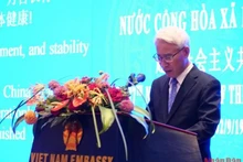El embajador de Vietnam en China, Pham Sao Mai, habla en el acto. (Fotografía: Nhan Dan)