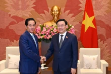 El presidente de la AN, Vuong Dinh Hue, y el gobernador de Phnom Penh, Khuong Sreng.