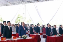 El presidente del país, Nguyen Xuan Phuc, el miembro del Buró Político y permanente del Secretariado del PCV, Vo Van Thuong, junto con los líderes y ex dirigentes del Partido y el Estado en el acto. (Foto: Thong Nhat/VNA)