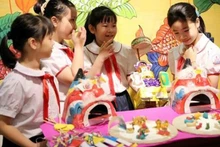 Niños vietnamitas se muestran emocionados con la Fiesta del Medio Otoño. (Fotografía: VNA)