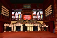 Más de 200 estudiantes en provincia vietnamita se benefician de la beca Vallet. (Fotografía: VNA)