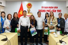  Representantes del Comité Popular de Can Tho y de las Asociaciones de Turismo de Indonesia, Filipinas y Camboya en la reunión. (Fotografía: Ministerio de Cultura, Deportes y Turismo de Vietnam) 