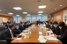 En la sesión de trabajo entre el ministro de Trabajo, Inválidos y Asuntos Sociales, Dao Ngoc Dung, y el Ministro de Salud, Trabajo y Bienestar de Japón, Katsunobu Kato. (Fotografía: VNA) 